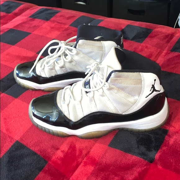 Jordan 11’s size 5y - Picture 2 of 5